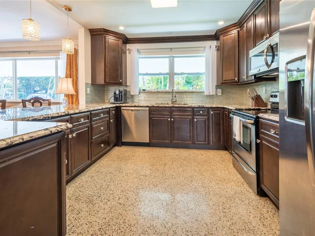 14600 N Spur Dr, Miami FL 33161