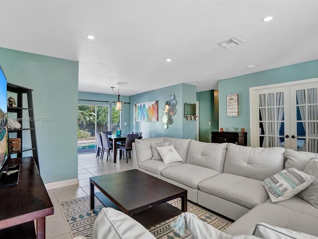 2211 NE 61st Ct, Fort Lauderdale FL 33308