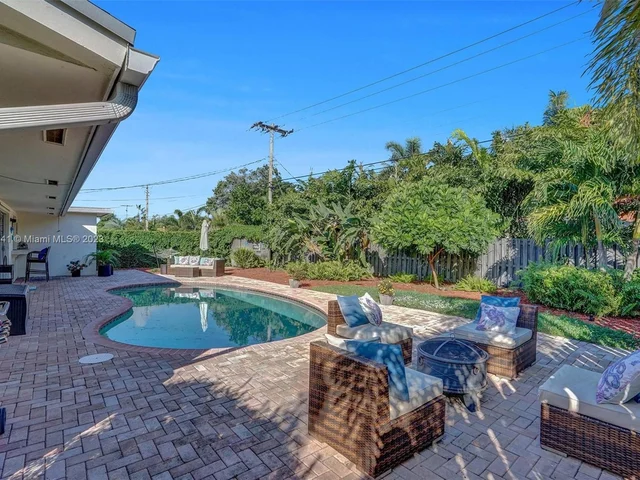 2211 NE 61st Ct, Fort Lauderdale FL 33308