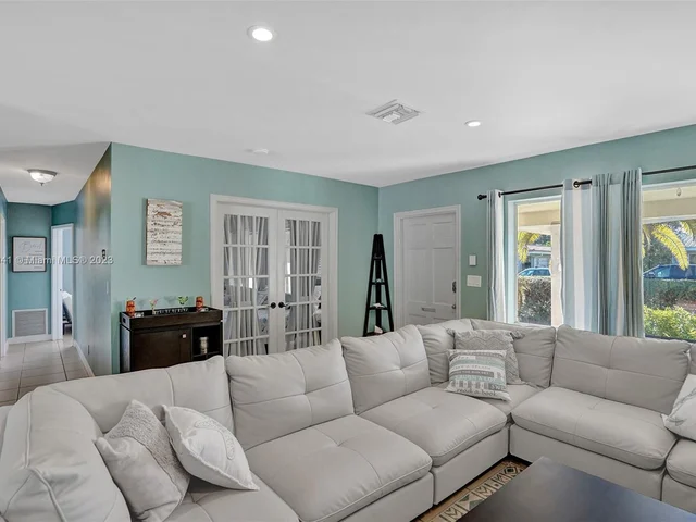 2211 NE 61st Ct, Fort Lauderdale FL 33308