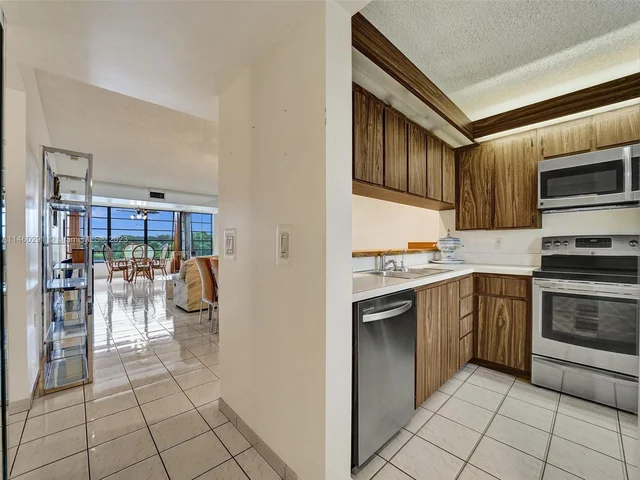 1532 Whitehall Dr # 403, Davie FL 33324