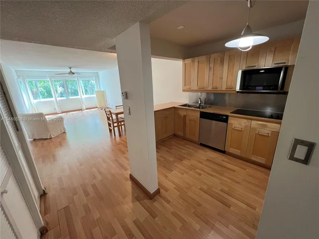 120 Lakeview Dr # 203, Weston FL 33326