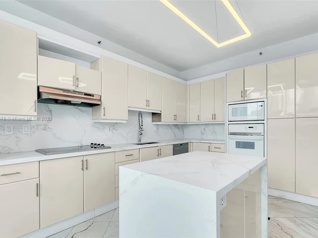 300 S Pointe Dr # 606, Miami Beach FL 33139