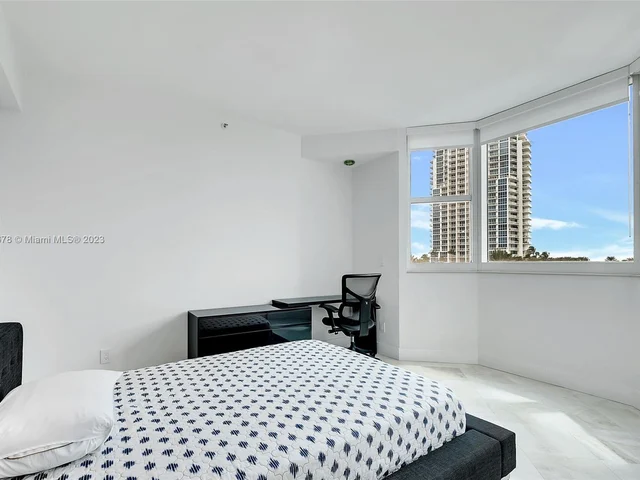 300 S Pointe Dr # 606, Miami Beach FL 33139