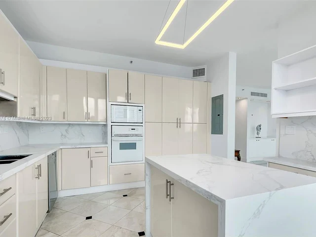 300 S Pointe Dr # 606, Miami Beach FL 33139