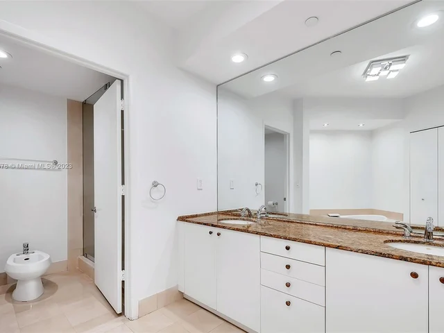 300 S Pointe Dr # 606, Miami Beach FL 33139