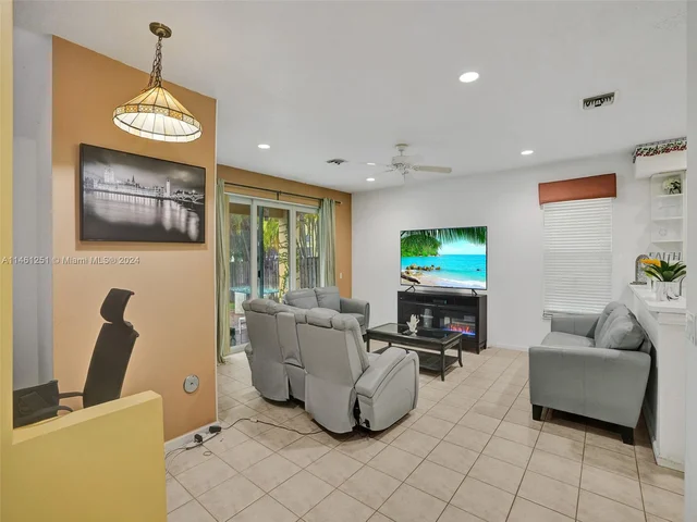 1588 SW 191st Ave, Pembroke Pines FL 33029