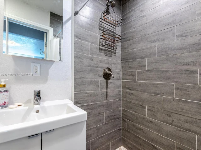 1805 N 23rd Ave, Hollywood FL 33020