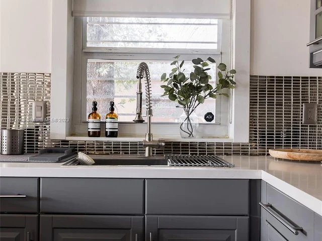 255 NW 40th St, Miami FL 33127