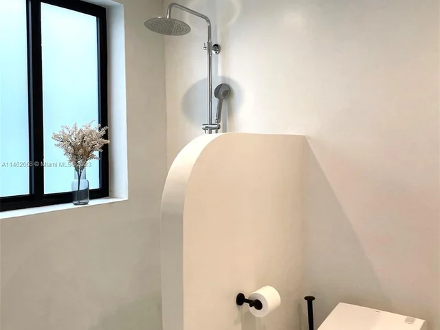 255 NW 40th St, Miami FL 33127