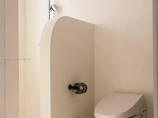 255 NW 40th St, Miami FL 33127