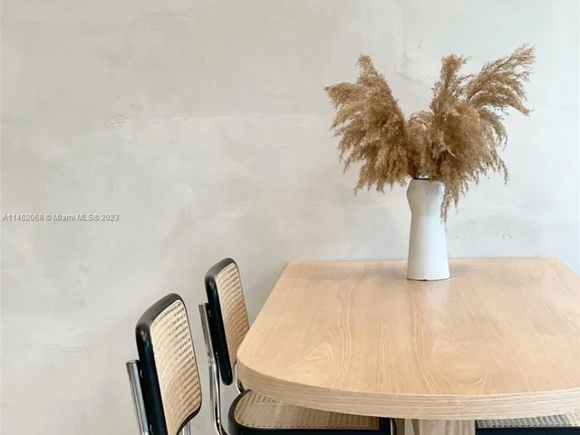 255 NW 40th St, Miami FL 33127