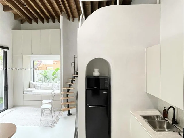 255 NW 40th St, Miami FL 33127