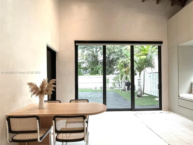 255 NW 40th St, Miami FL 33127