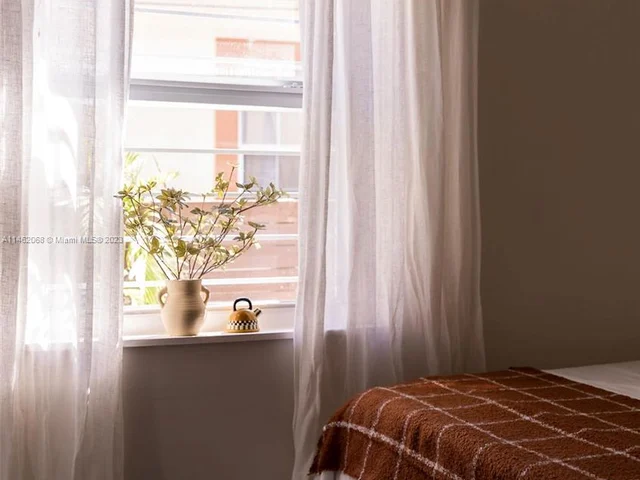 255 NW 40th St, Miami FL 33127