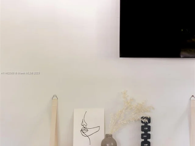 255 NW 40th St, Miami FL 33127