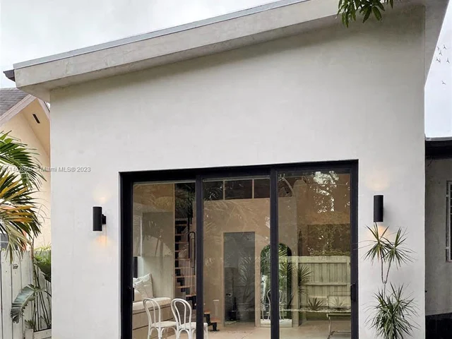 255 NW 40th St, Miami FL 33127