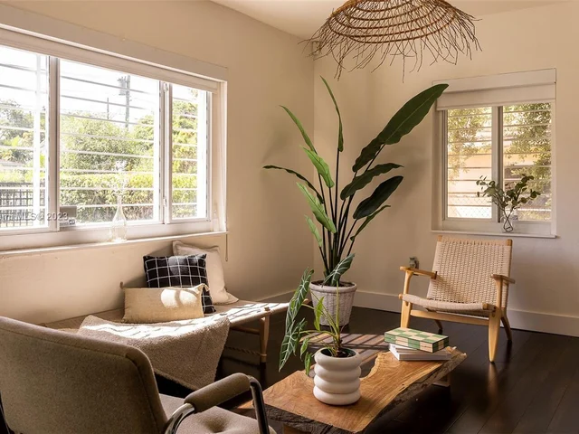 255 NW 40th St, Miami FL 33127