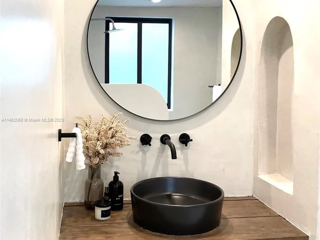 255 NW 40th St, Miami FL 33127