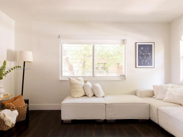 255 NW 40th St, Miami FL 33127