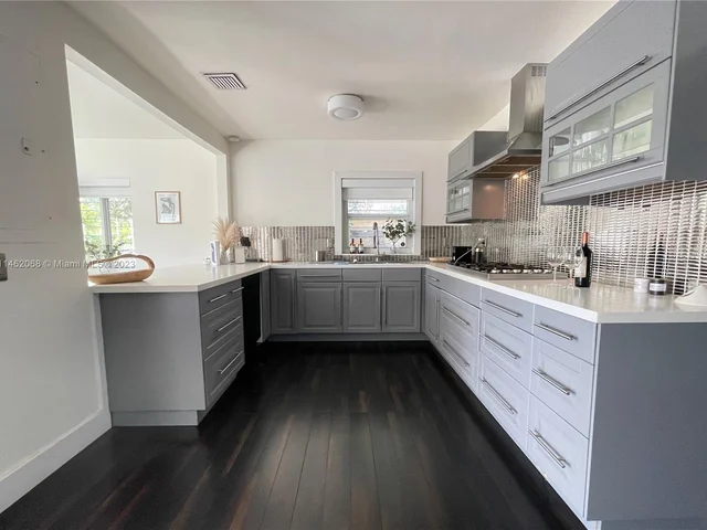 255 NW 40th St, Miami FL 33127