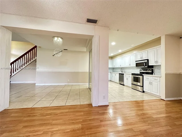 591 Racquet Club Rd # 3, Weston FL 33326