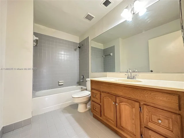 591 Racquet Club Rd # 3, Weston FL 33326