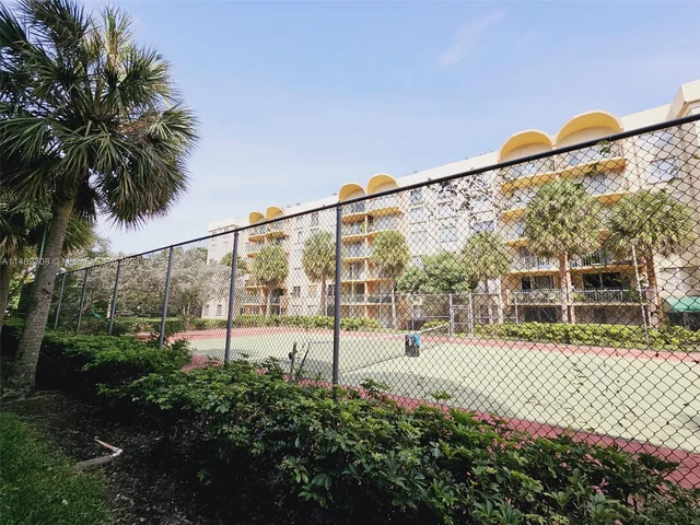 9310 Fontainebleau Blvd # 302, Miami FL 33172