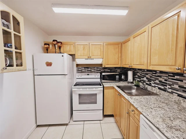 9310 Fontainebleau Blvd # 302, Miami FL 33172