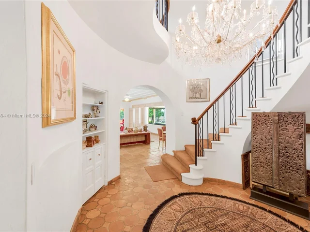 5060 N Bay Rd, Miami Beach FL 33140