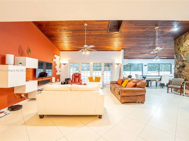 11201 NW 24th St, Plantation FL 33323