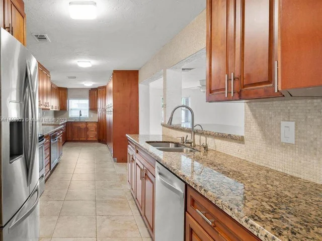 15101 SW 71st St, Miami FL 33193