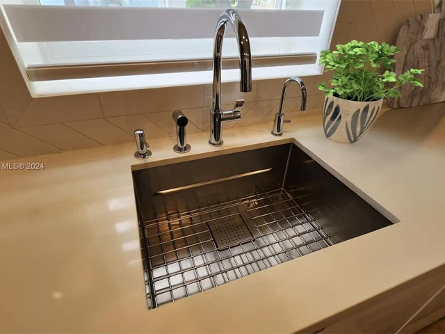 442 NW 46th St, Miami FL 33127