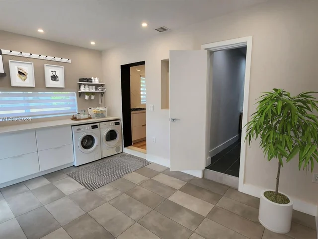 442 NW 46th St, Miami FL 33127