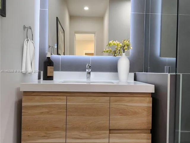 442 NW 46th St, Miami FL 33127