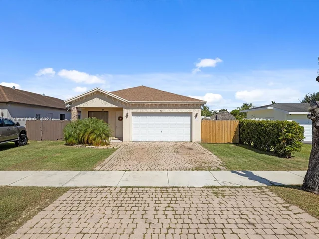 527 NW 19th St, Homestead FL 33030