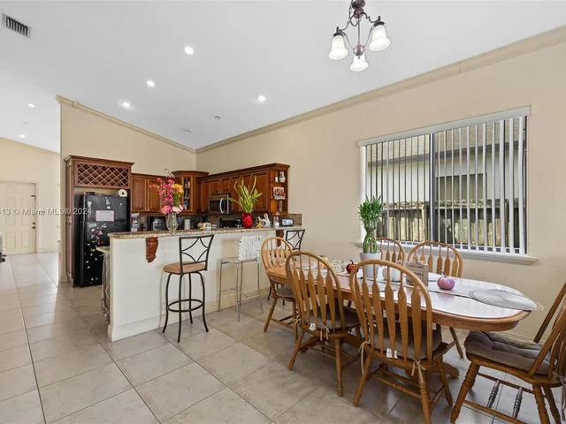 527 NW 19th St, Homestead FL 33030