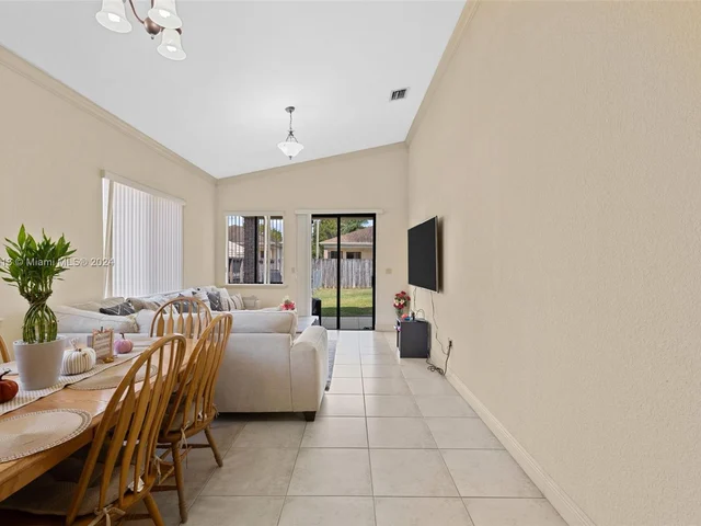 527 NW 19th St, Homestead FL 33030