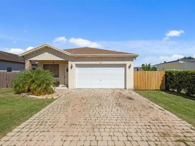 527 NW 19th St, Homestead FL 33030