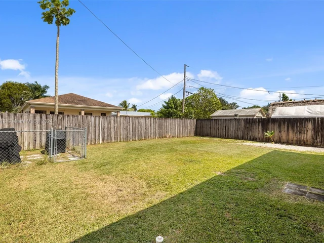 527 NW 19th St, Homestead FL 33030