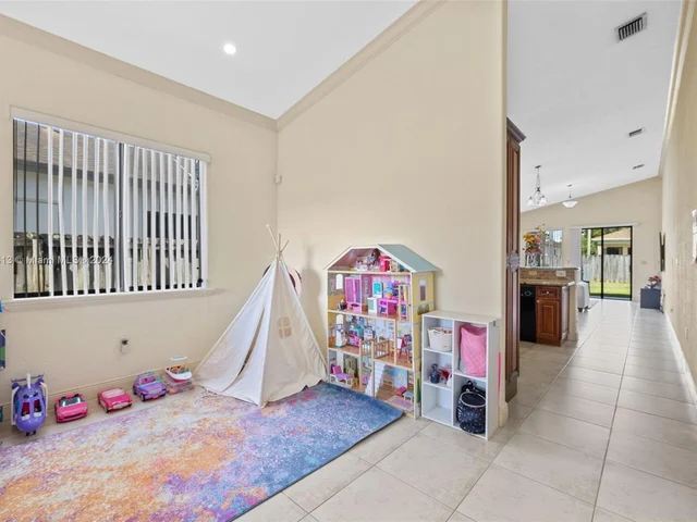 527 NW 19th St, Homestead FL 33030