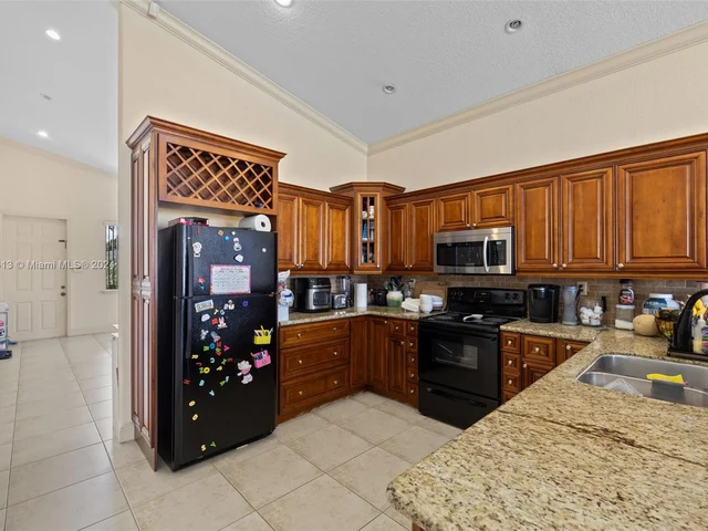 527 NW 19th St, Homestead FL 33030