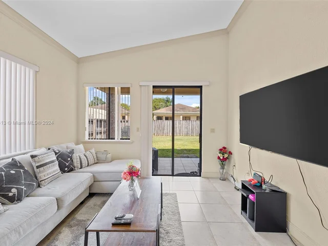 527 NW 19th St, Homestead FL 33030