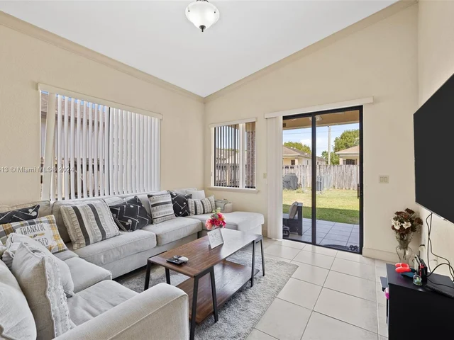 527 NW 19th St, Homestead FL 33030