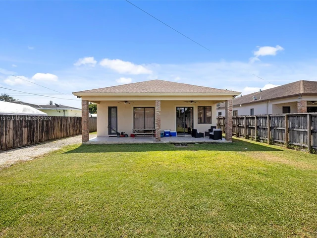 527 NW 19th St, Homestead FL 33030