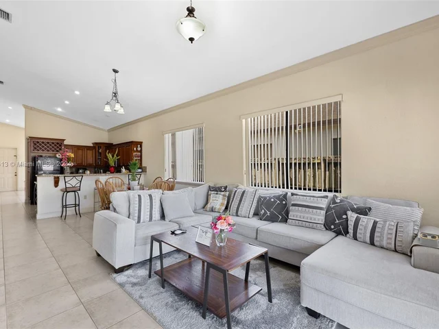 527 NW 19th St, Homestead FL 33030