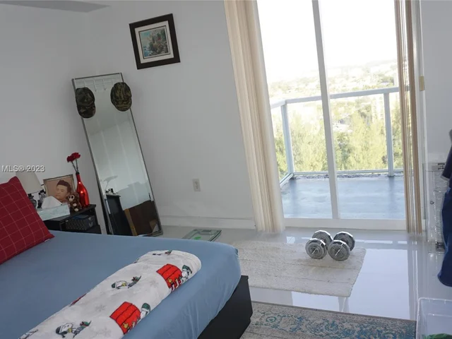 5077 NW 7th St, Miami FL 33126