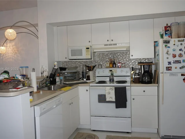 5077 NW 7th St, Miami FL 33126