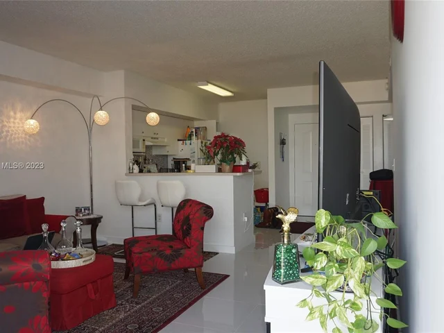 5077 NW 7th St, Miami FL 33126