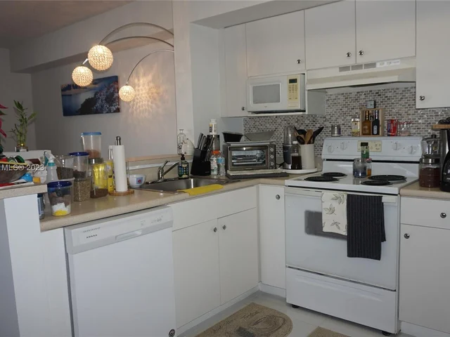 5077 NW 7th St, Miami FL 33126